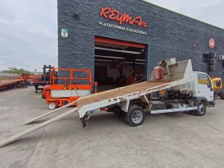 Camion portamaquinaria Nissan