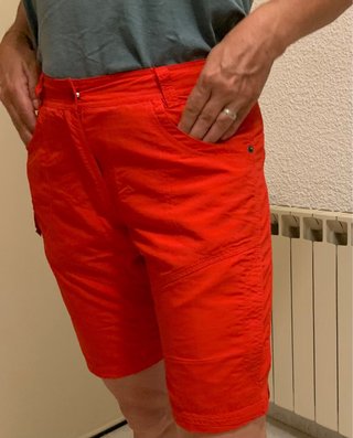 Pantalón corto trekking rojo. T38