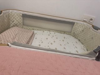 Cuna colecho con estampado de nubes