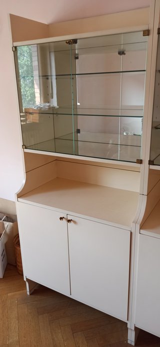 Mobiletti con antine in legno e vetro