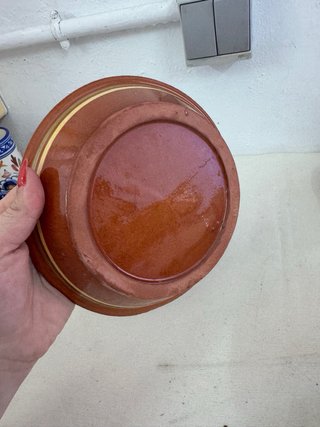Plato de barro con dos cuencos y olivas