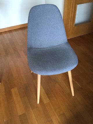 Tavolo da pranzo con quattro sedie imbottite