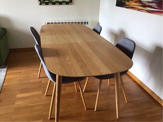 Tavolo da pranzo con quattro sedie imbottite