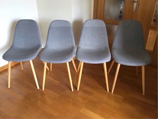 Tavolo da pranzo con quattro sedie imbottite