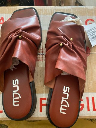 Sandalias nuevas  Negras Talla 39 y 40 son de marc