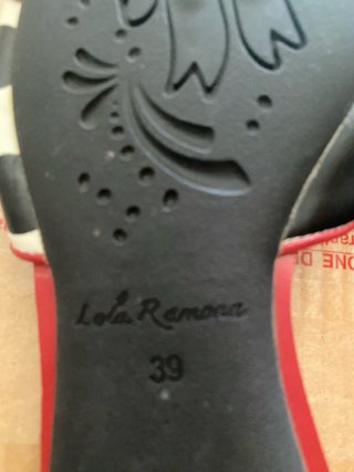 Sandalias nuevas  Negras Talla 39 y 40 son de marc