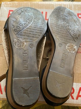 Sandalias nuevas  Negras Talla 39 y 40 son de marc