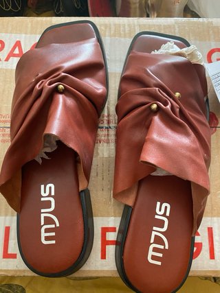 Sandalias nuevas  Negras Talla 39 y 40 son de marc
