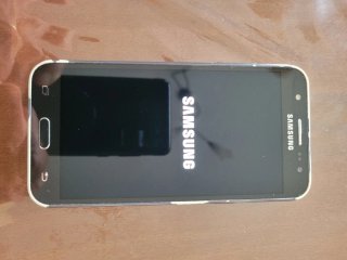 Samsung Galaxy J5 con caricabatterie e auricolari