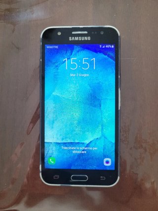 Samsung Galaxy J5 con caricabatterie e auricolari