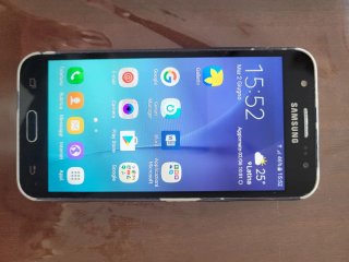 Samsung Galaxy J5 con caricabatterie e auricolari
