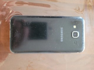 Samsung Galaxy J5 con caricabatterie e auricolari