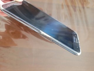 Samsung Galaxy J5 con caricabatterie e auricolari