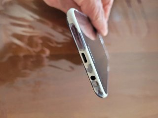 Samsung Galaxy J5 con caricabatterie e auricolari