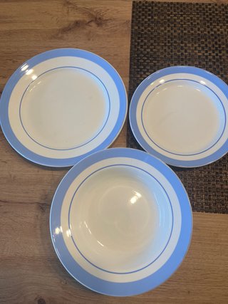 Vajilla de cerámica/porcelana azul y blanca.