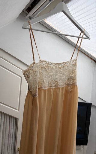 Camisón de encaje beige