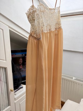 Camisón de encaje beige