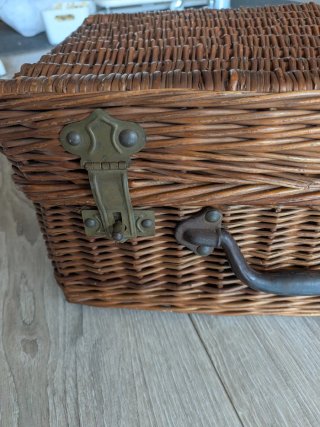 Cesta de mimbre vintage con cierres