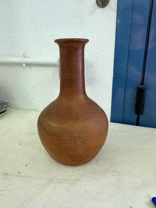 Jarrón de cerámica marrón