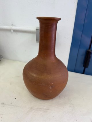 Jarrón de cerámica marrón