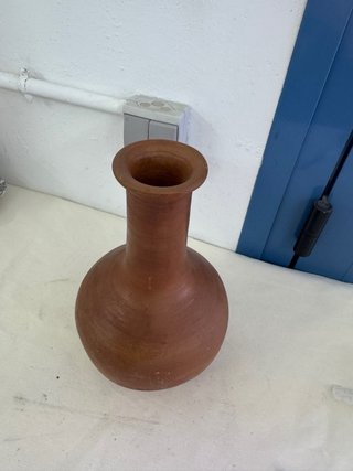 Jarrón de cerámica marrón