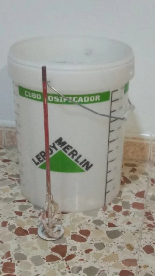 Cubo Taiga con batidora para cemento