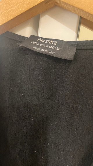 Top Bershka mangas abullonadas negro Talla S