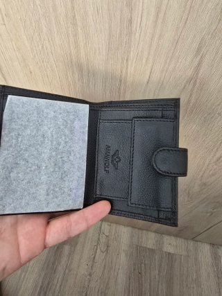 Cartera de piel negra y marrón