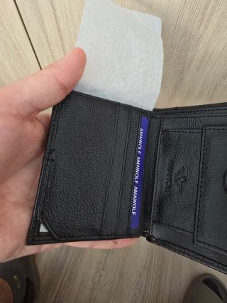 Cartera de piel negra y marrón