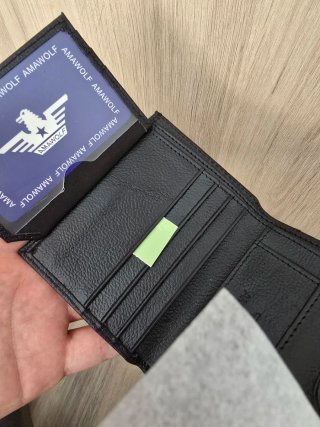 Cartera de piel negra y marrón