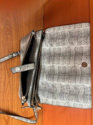 Bolso de hombro efecto piel serpiente gris