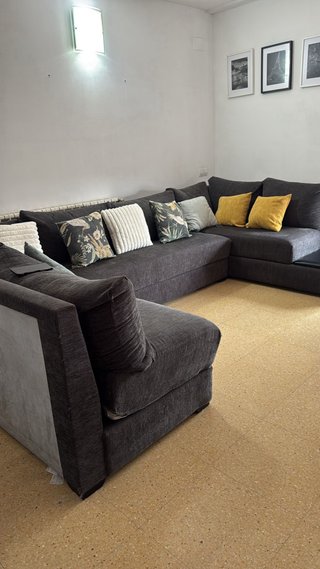 Sofá modular gris con cojines