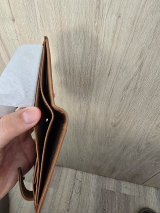Cartera de piel marrón y gris
