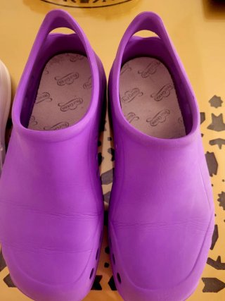 Chanclas cómodas moradas y blancas