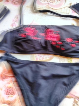 Bikini nero con fiori rossi