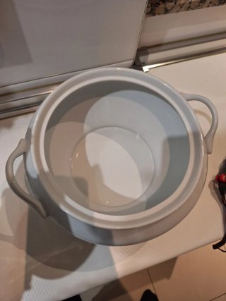 Sopera de porcelana blanca