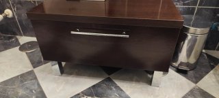 Lavabo de cristal con mueble de madera