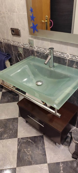 Lavabo de cristal con mueble de madera