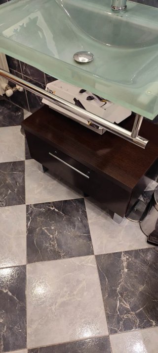 Lavabo de cristal con mueble de madera