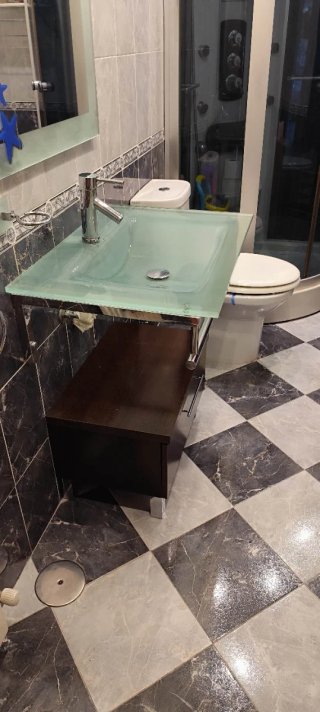 Lavabo de cristal con mueble de madera
