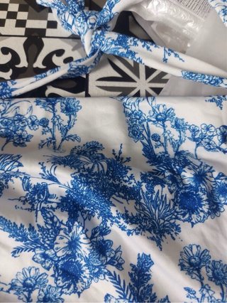 Top halter azul y blanco estampado