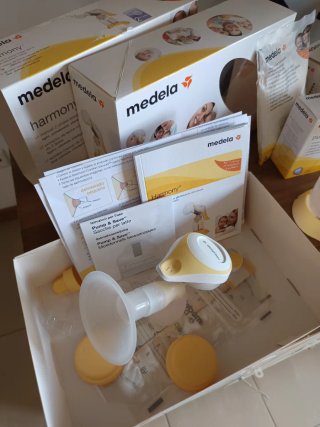 Sacaleches Medela Harmony y bolsas leche materna.