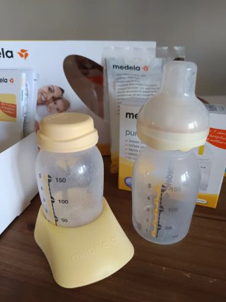 Sacaleches Medela Harmony y bolsas leche materna.