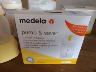 Sacaleches Medela Harmony y bolsas leche materna.