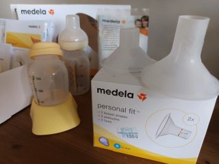 Sacaleches Medela Harmony y bolsas leche materna.