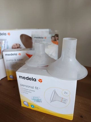 Sacaleches Medela Harmony y bolsas leche materna.