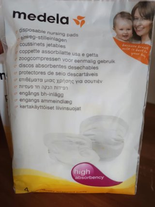 Sacaleches Medela Harmony y bolsas leche materna.
