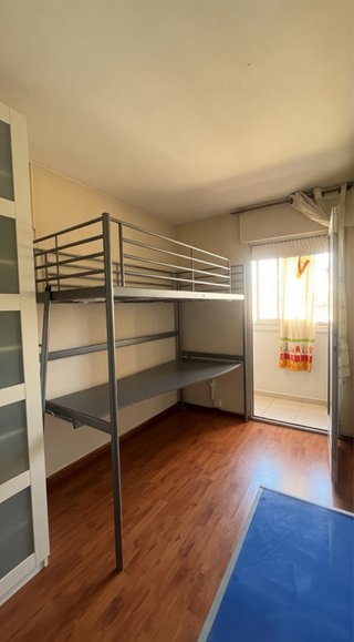 Cama alta con escritorio integrado