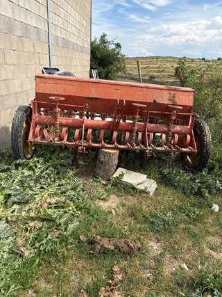 Sembradora Urbon 13 rejas,2m de trabajo 2’35 total