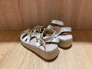 Sandalias romanas beige plataforma